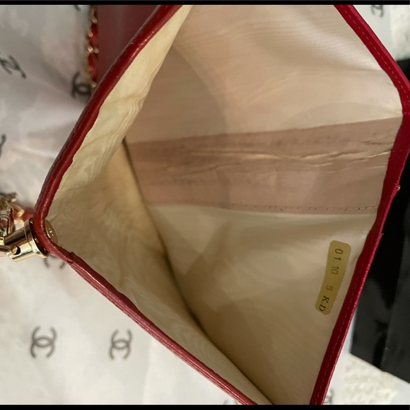 🌺$851 OFF RETAIL $175🌺AUTHENTIC CHANEL VINTAGE WALLET ON A CHAIN🌺 - Picture 7 of 15